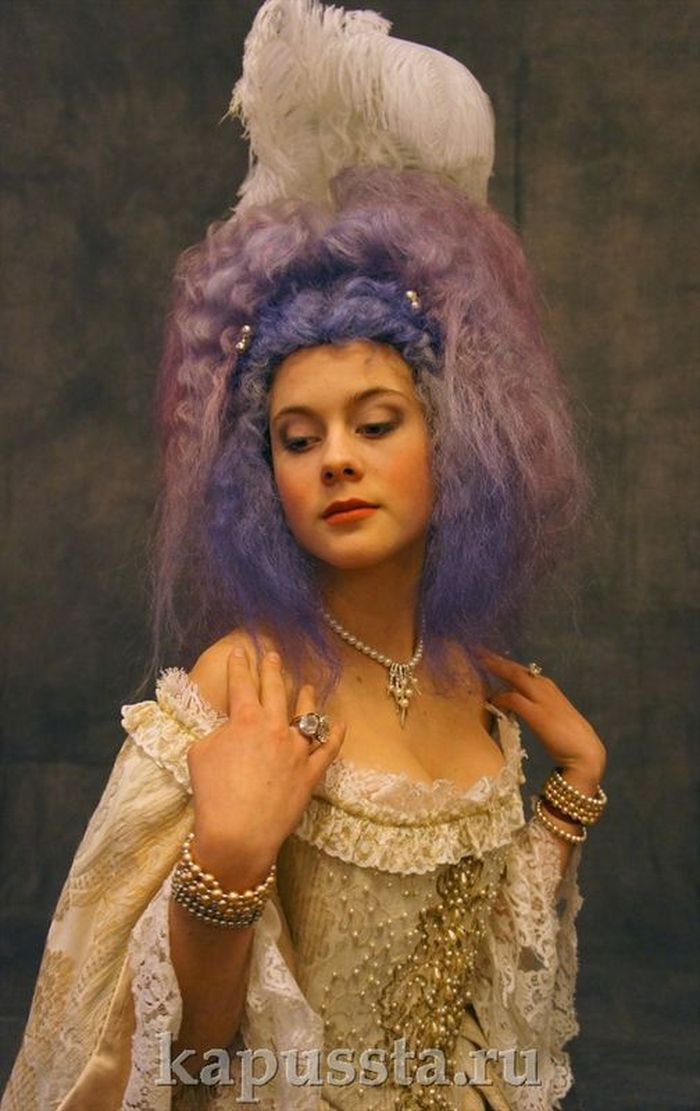 Карнавальное платье в парике с перьями